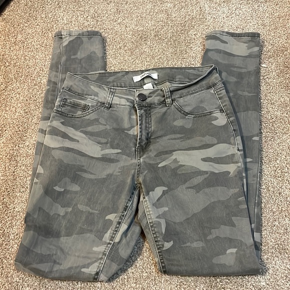 Camo jeans with no rips - Picture 1 of 2